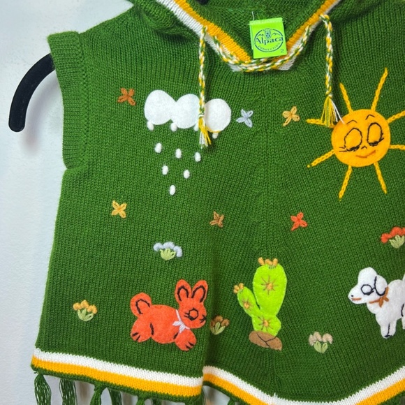 Alpaca Embroidered Hooded Poncho Green Fringe Hem Felt Animals Lace Up Kids Sz 2 - Picture 5 of 12